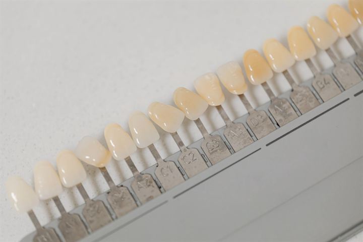 Guía de colores para elegir el tono de los dientes