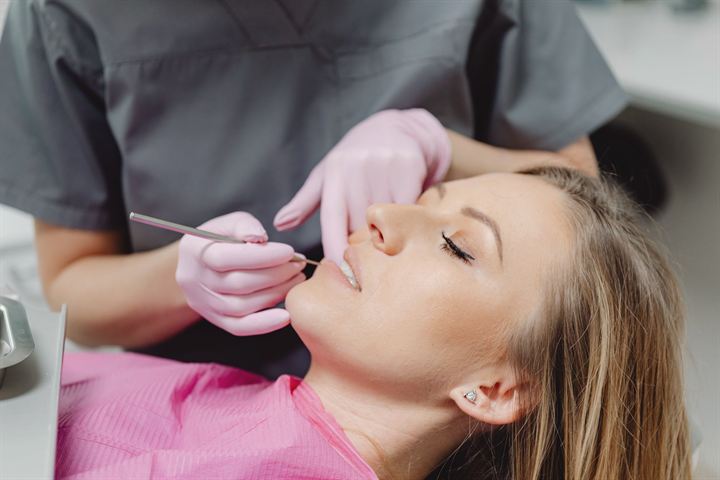 Paciente durante una revisión con espejo dental